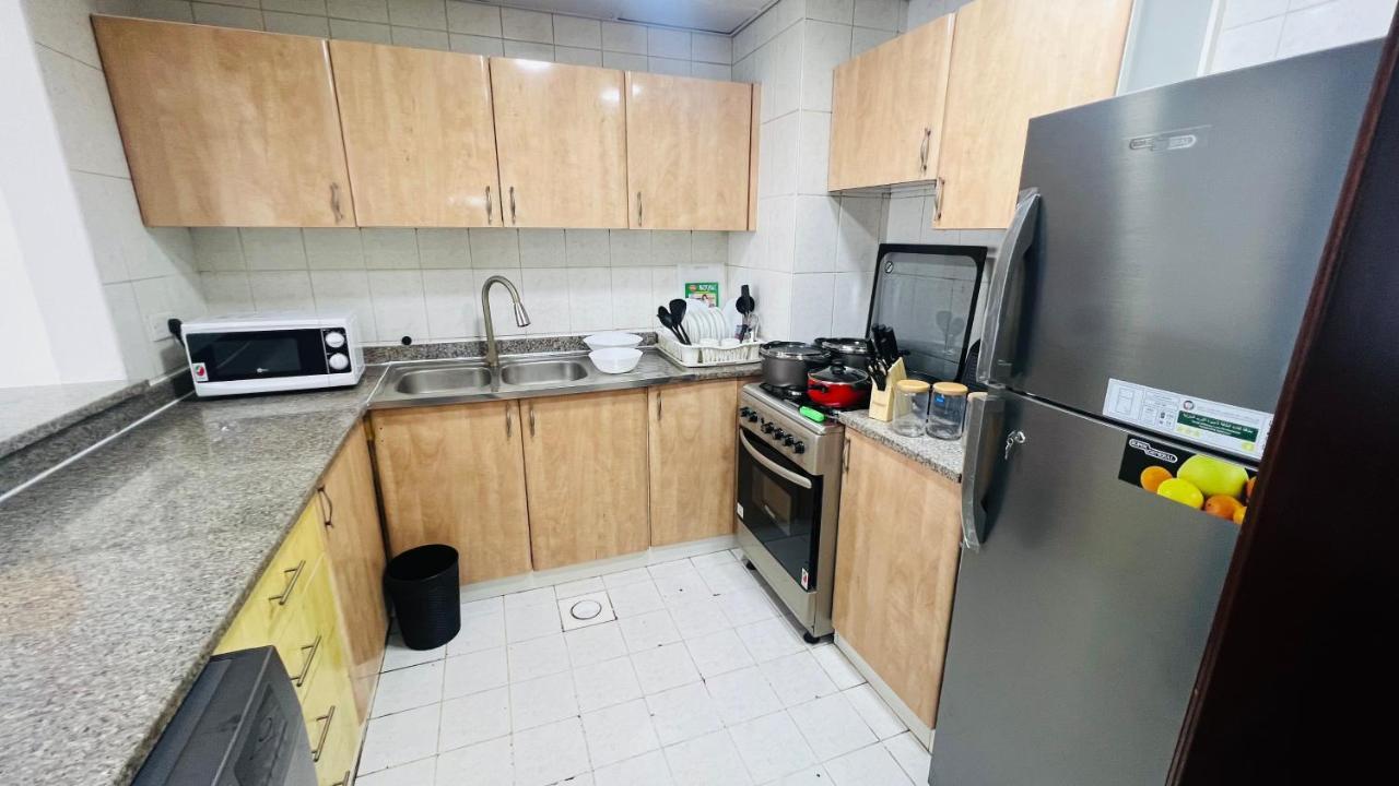 Newly Furnished Cozy One Bed 2 Bathroom View Appartement *